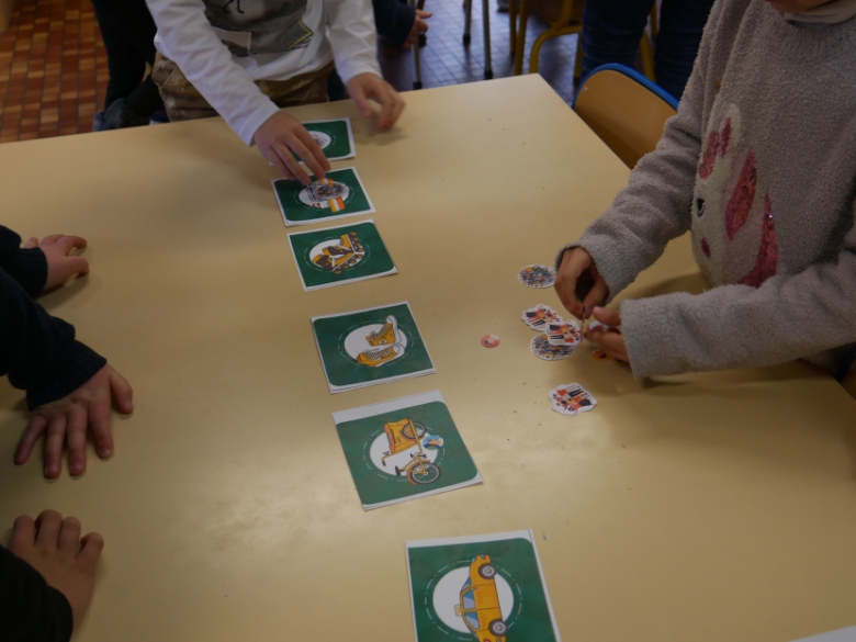 Les enfants ont classé les moyens de transport en fonction du nombre de personne qu'ils peuvent transporter