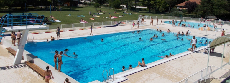 La piscine et son parc ombragé