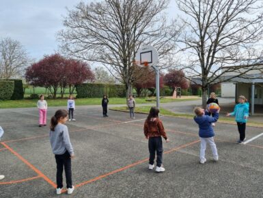 Enfants qui jouent au ballon dans une cour d'école