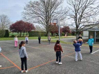 Enfants qui jouent au ballon dans une cour d'école