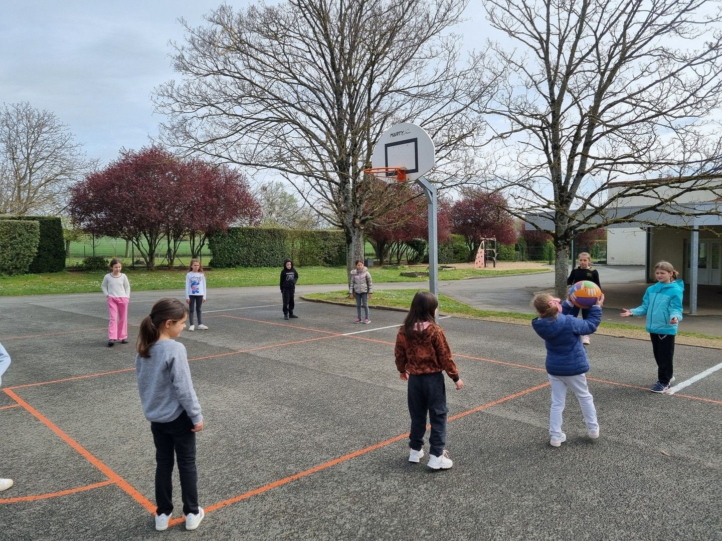 Enfants qui jouent au ballon dans une cour d'école