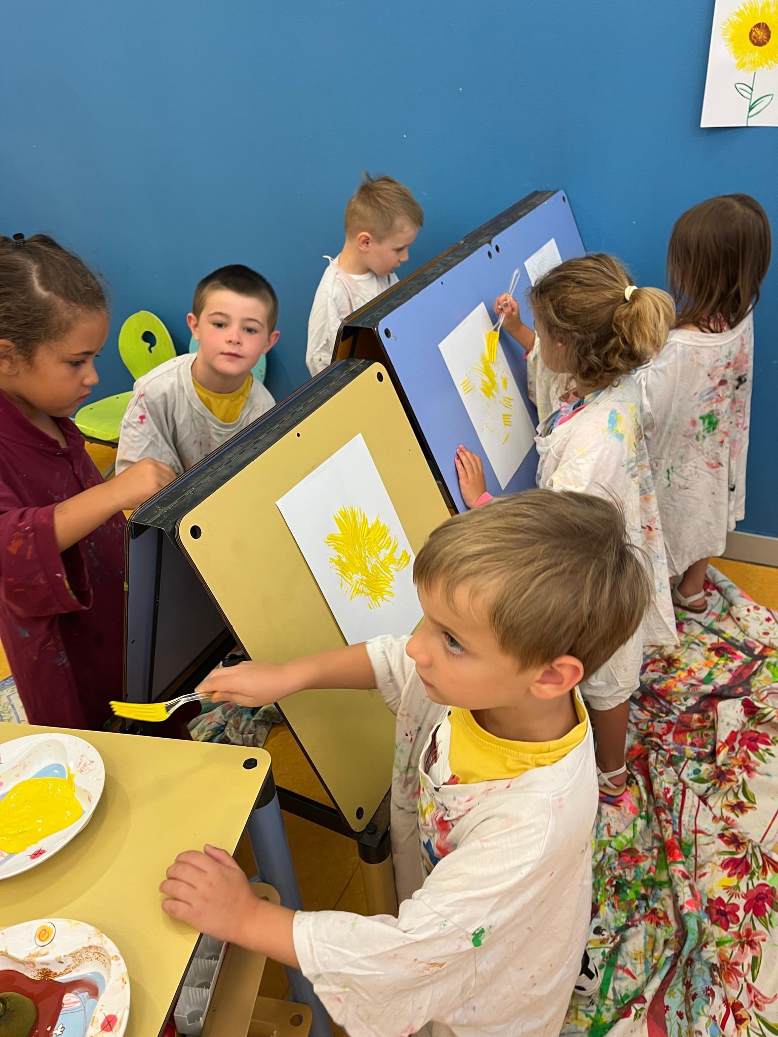 Enfants en train de faire de la peinture à la fourchette