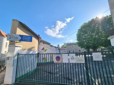 Vue extérieure de l'institution du sacré coeur depuis la rue de l'ormeau