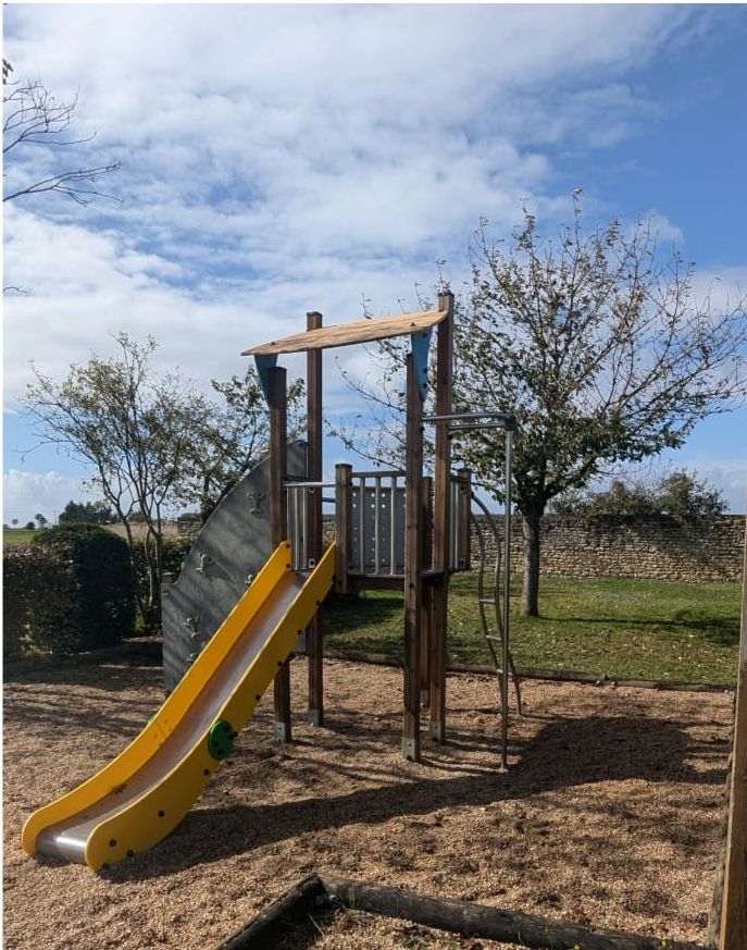 Structure de jeux avec toboggan et mur d'escalade