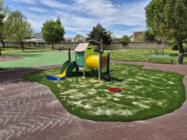 Structure pour jeunes enfants dans le parc de jeux