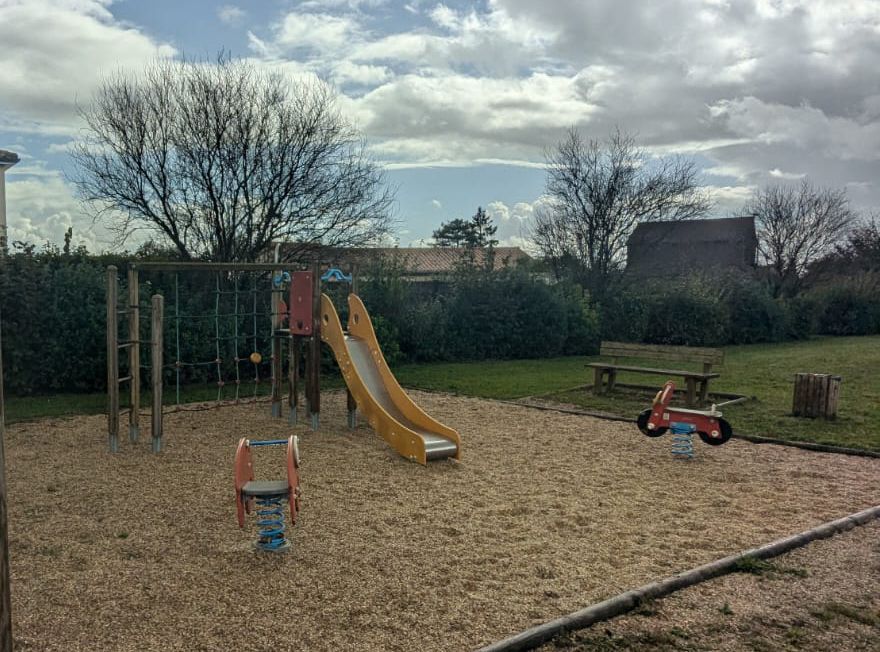 Aire de jeux avec toboggan et jeux à ressort