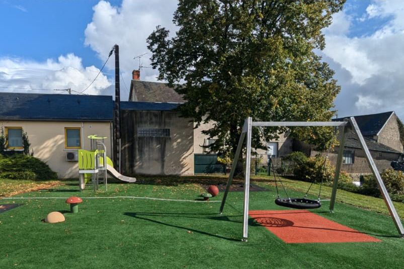 Aire de jeux avec balançoire et tobogan