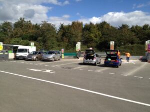 Voitures stationnées devant les quais de déchetterie