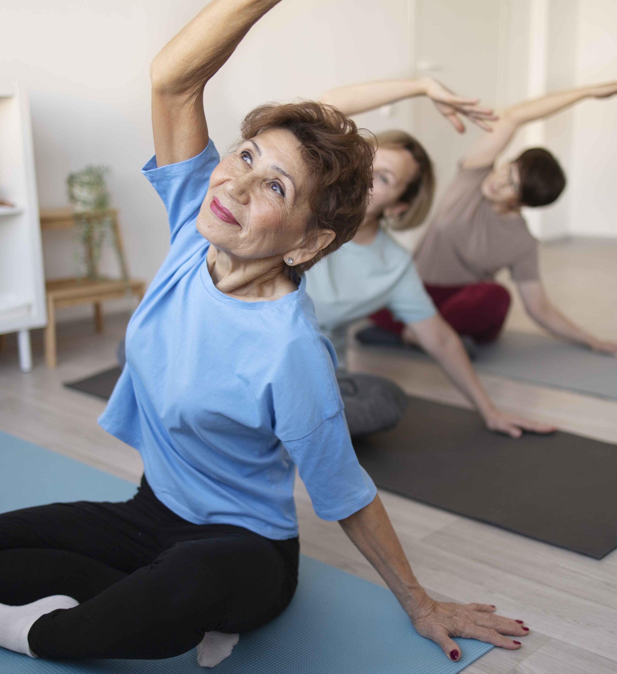 Femme âgée pratiquant le yoga