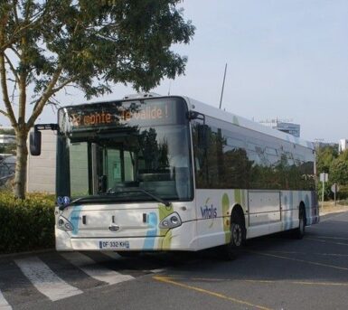 Bus vitalis stationné à l'arrêt de bus LP2I