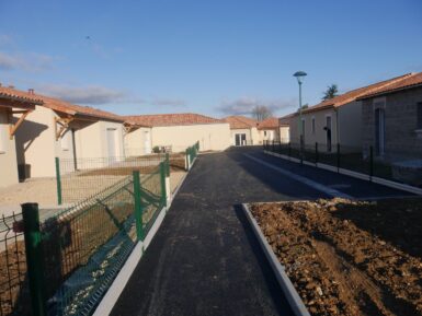 Allée piétonne du village seniors, séparant les pavillons individuels