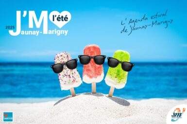 Visuel de la saison estivale 2025 : 3 bâtonnets de glace équipés de lunettes de soleil noires plantés tans un petit tas de sable avec au fond l'océan.
