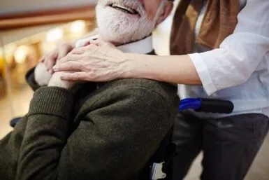 Personne âgée à la barbe blanche dans un fauteuil roulant