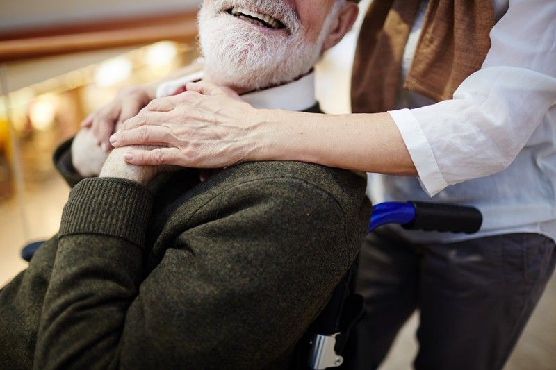 Personne âgée à la barbe blanche dans un fauteuil roulant