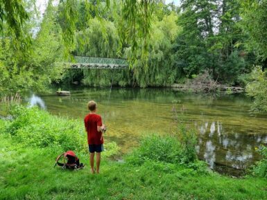 Jeune garçon en train de pêcher au bord de la rivière le Clain