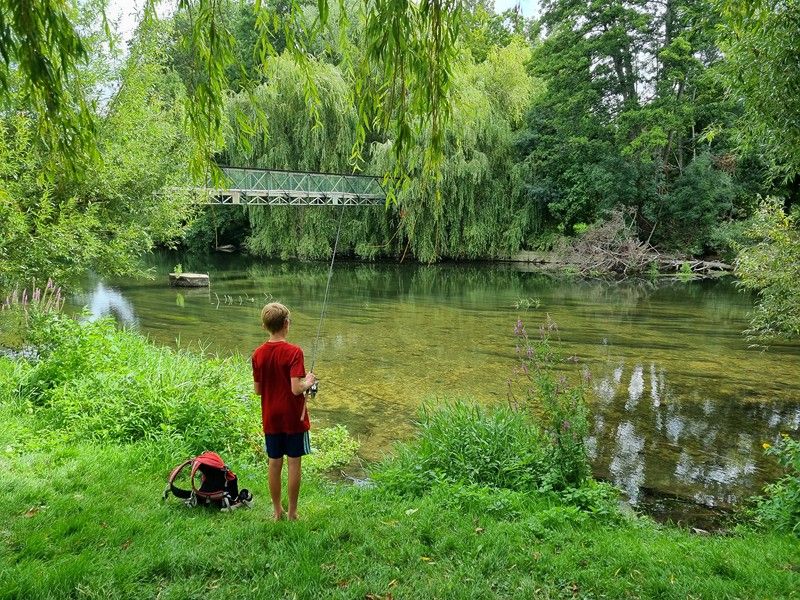 Jeune garçon en train de pêcher au bord de la rivière le Clain