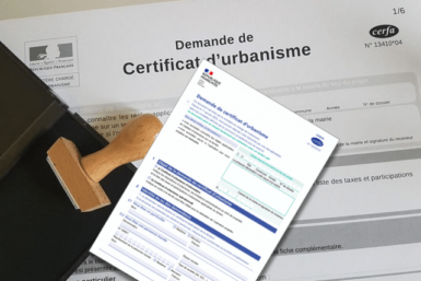 Tampon encreur avec un formulaire Cerfa de demande de certificat d'urbanisme