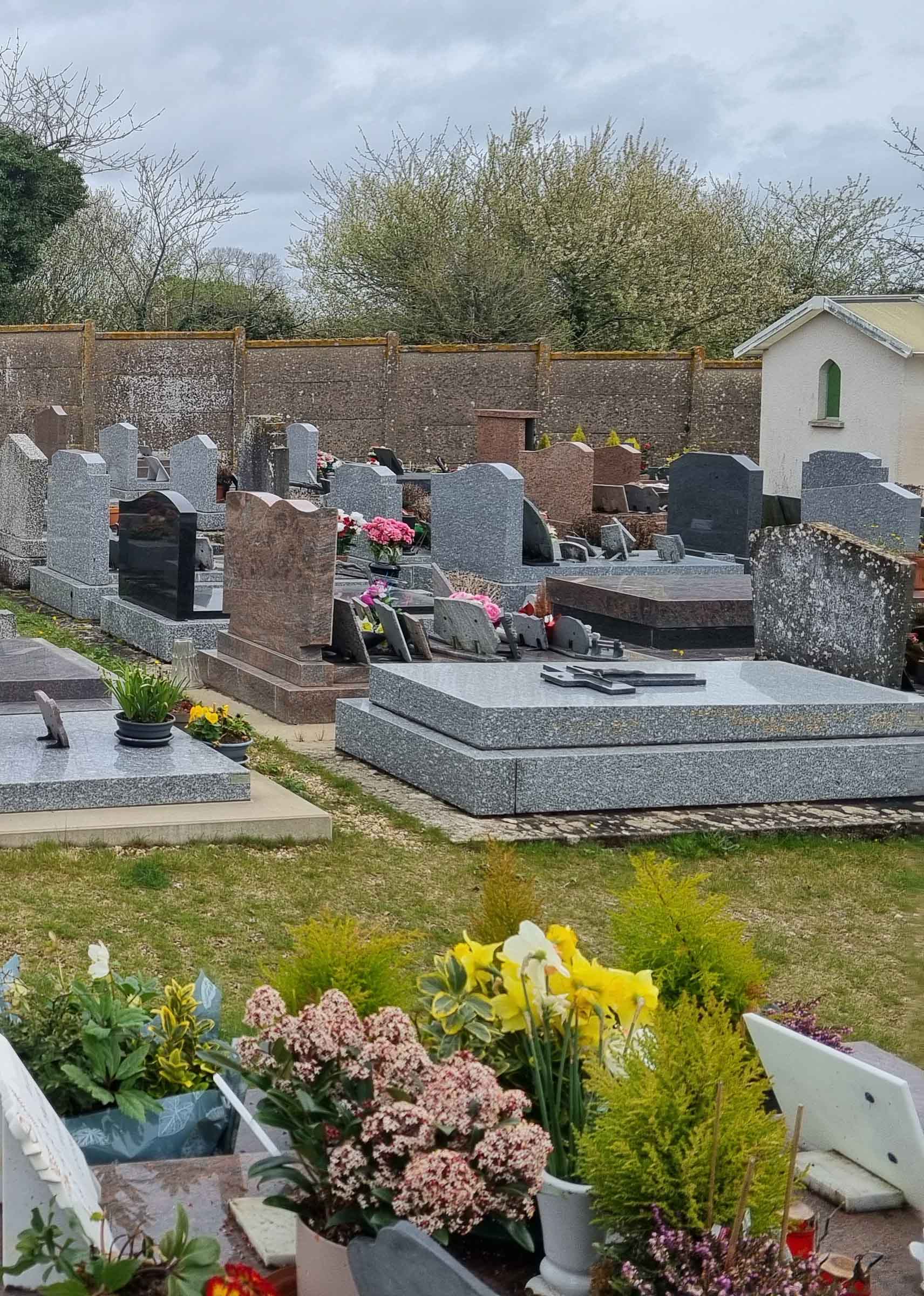 Fleurs sur pierre tombale dans un cimetière