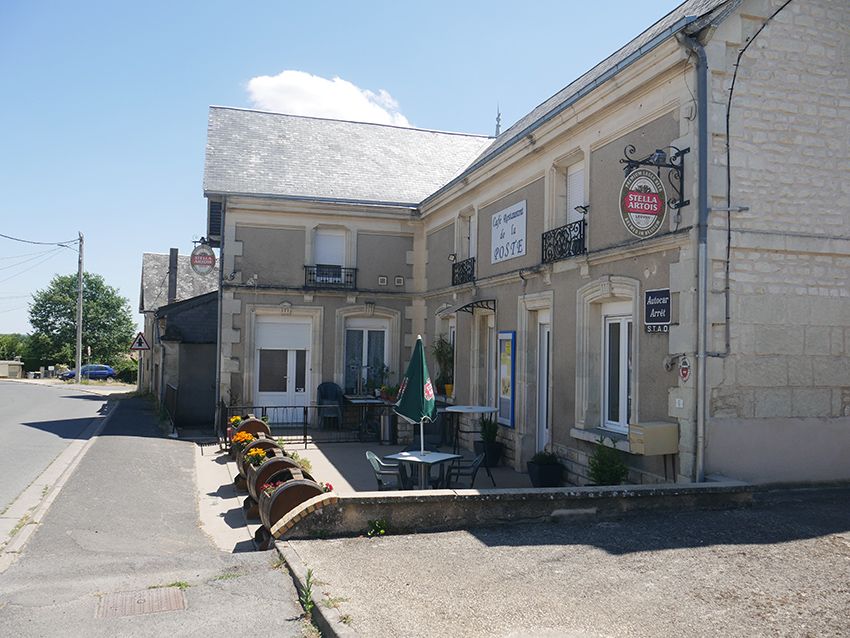 Terrasse du café de la poste à Marigny-Brizay