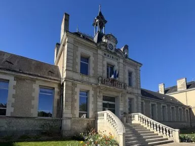 Façade extérieure de la Mairie de Jaunay-Marigny avec l'escalier d'honneur et pavoisement