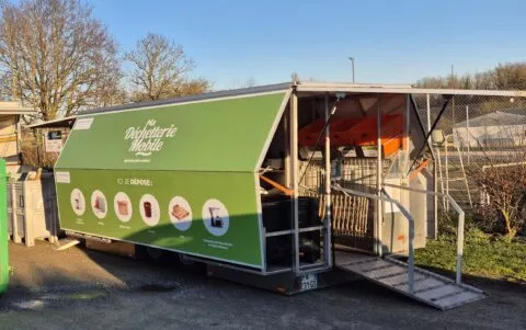 Benne de collecte de la déchetterie mobile ouverte pour le dépôts des déchets