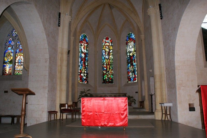 Chœur de l'église Saint Denis avec les vitraux de Max Ingrand
