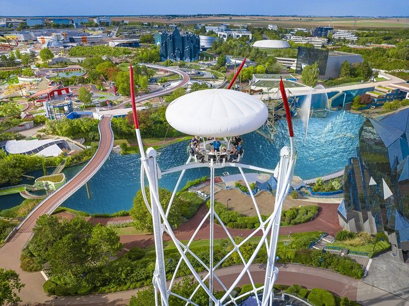Vue aérienne du parc du Futuroscope avec en premier plan l'aérobar