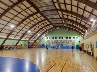 Joueurs de basket en arrière plan dans le gymnase