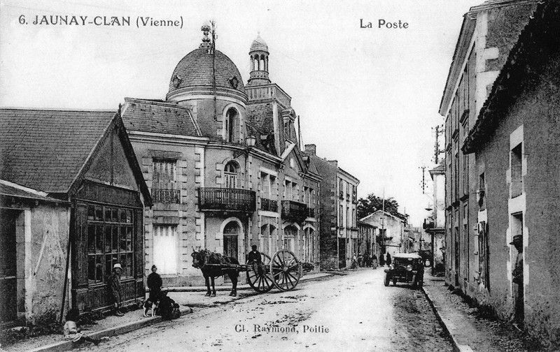 Photographie ancienne en noir et blanc avec des enfants dans la rue et une charrette à cheval