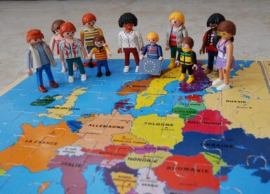 Puzzle de l'europe sur lequel sont positionnés plusieurs playmobil© représentant des personnages de toute nationalité