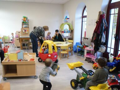 Enfants en train de jouer dans l'espace de jeu de la ludothèque