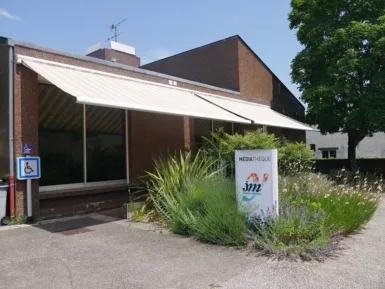 Façade de la médiathèque vue depuis la grand'rue