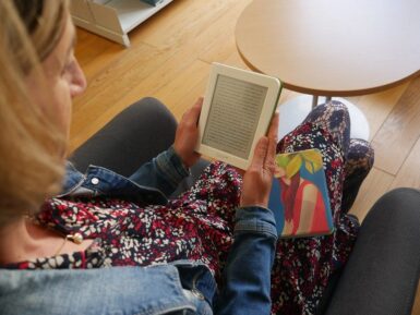 Lectrice avec une liseuse