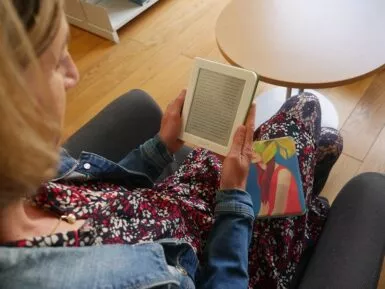 Lectrice avec une liseuse