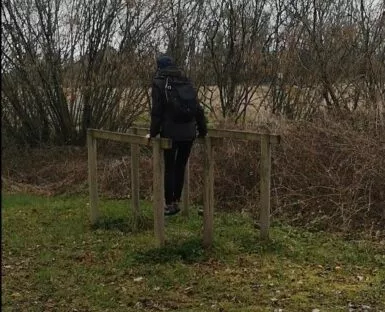 Personne sur un agrès type barres parallèles