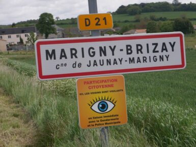 Panneau d'entrée d'agglomération dans le bourg de Marigny-Brizay avec le panneau jaune participation citoyenne