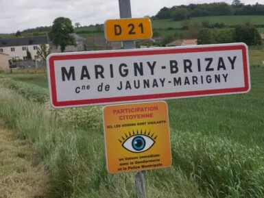 Panneau d'entrée d'agglomération dans le bourg de Marigny-Brizay avec le panneau jaune participation citoyenne