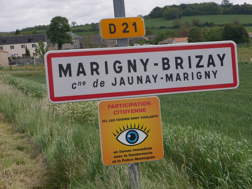 Panneau d'entrée d'agglomération dans le bourg de Marigny-Brizay avec le panneau jaune participation citoyenne