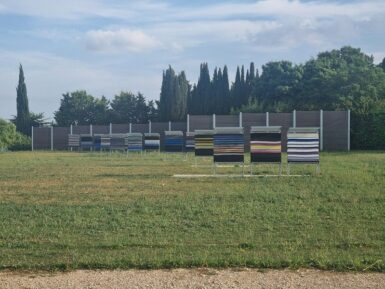Cibles de tir à l'arc installées en quinquonce