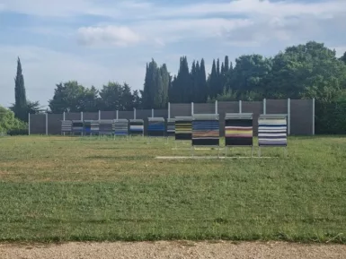 Cibles de tir à l'arc installées en quinquonce