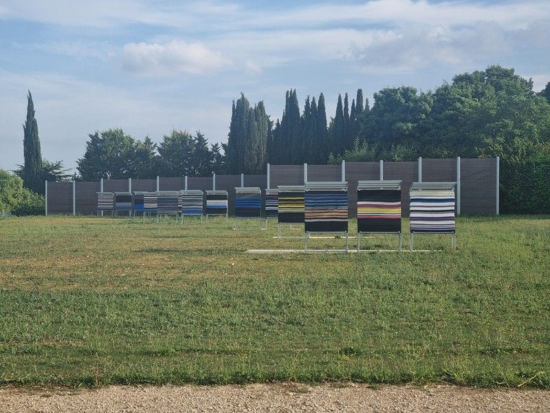 Cibles de tir à l'arc installées en quinquonce
