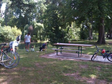 Famille à vélo réalisant un goûter sur l'aire de pique-nique au bord du Clain