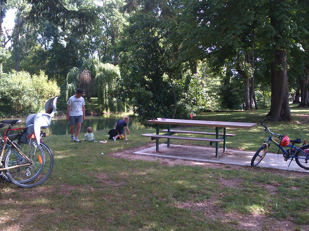 Famille à vélo réalisant un goûter sur l'aire de pique-nique au bord du Clain