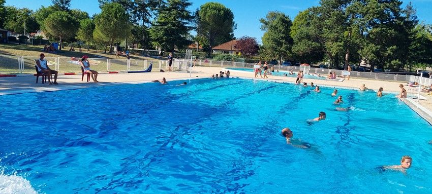 Baigneurs dans le grand bain surveillé par deux maîtres-nageurs