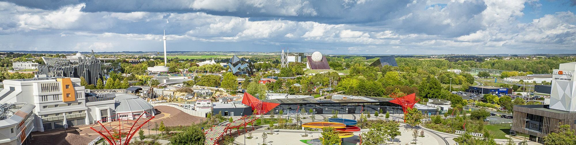 Vue panoramique du parc du Futursocope avec en fond la ville de Jaunay-Marigny