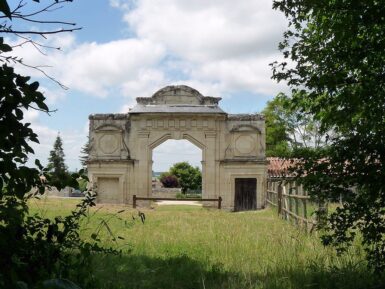 Porte monumentale conservée d'un château détruit au 19ème siècle