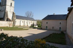 Cours intérieure de l'Espace culturel du Prieuré avec vue sur l'église romane