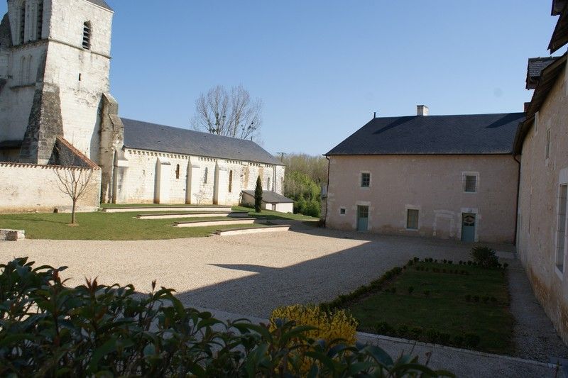 Cours intérieure de l'Espace culturel du Prieuré avec vue sur l'église romane