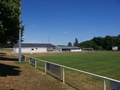 Stade de Marigny-Brizay avec en arrière plan les locaux des vestiaires et club house