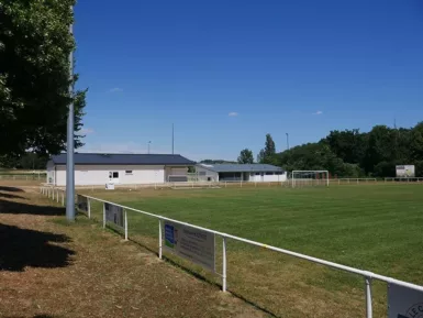 Stade de Marigny-Brizay avec en arrière plan les locaux des vestiaires et club house